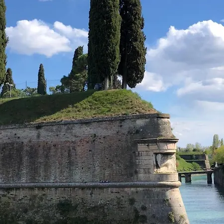 *central Lakeside Apt*swimming Pool & Free Parking Apartment Peschiera del Garda